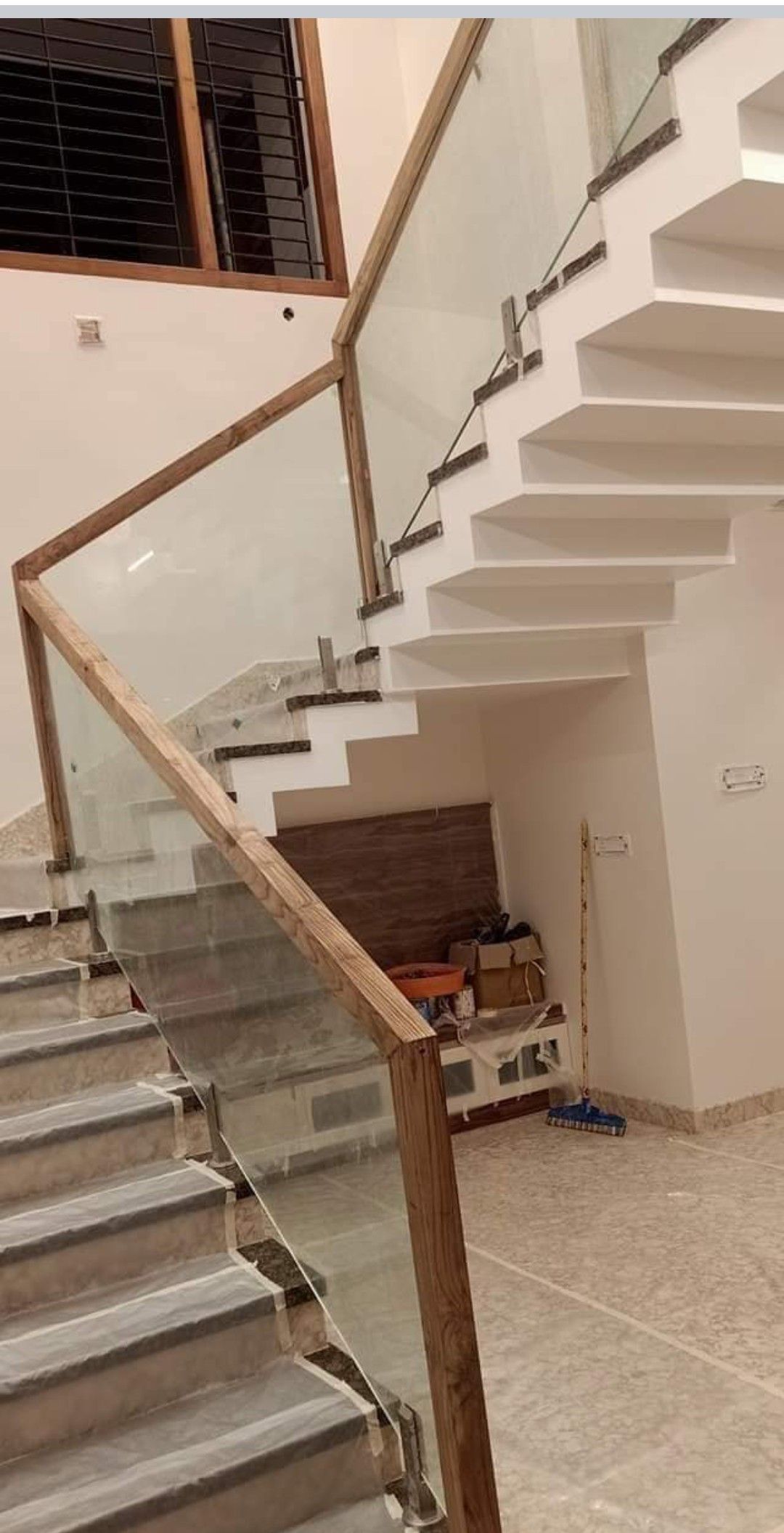 Cầu thang kính tay vịn gỗ